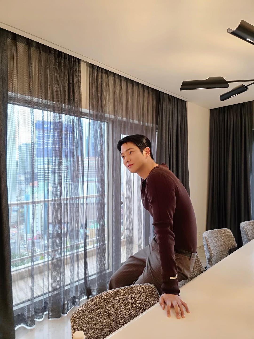 Photo by 로운 on September 20, 2025. May be an image of curtains, bedroom and indoors.