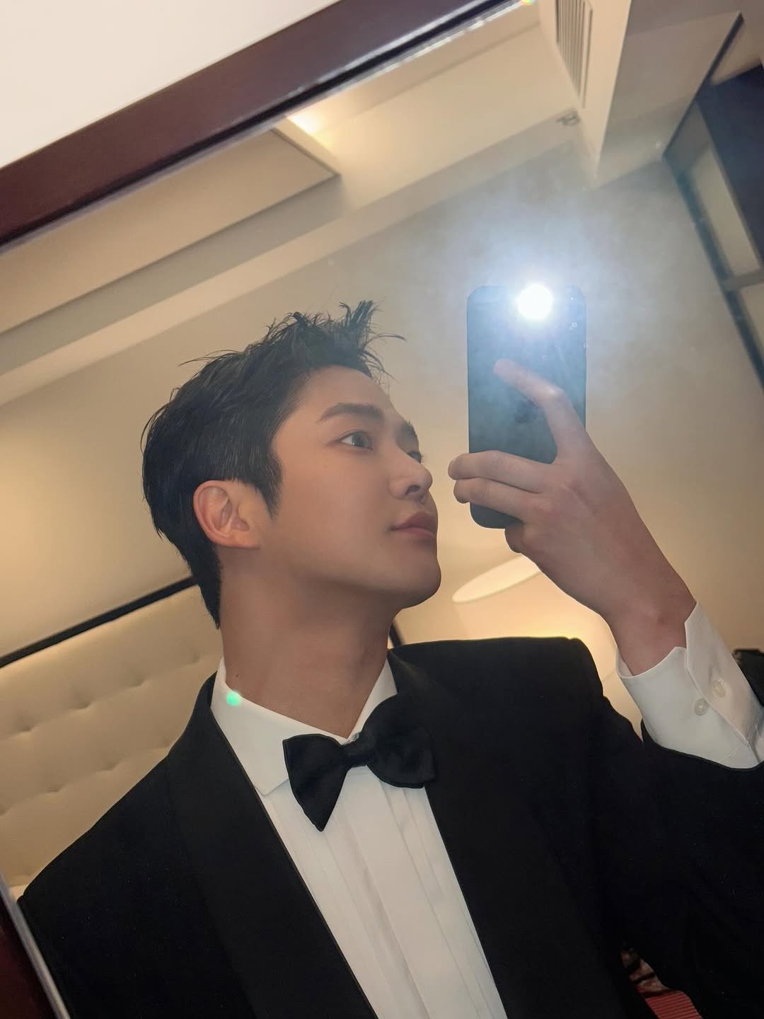Photo by 로운 on September 18, 2025. May be a selfie of one or more people, bowtie, dinner jacket, mirror and bolo tie.