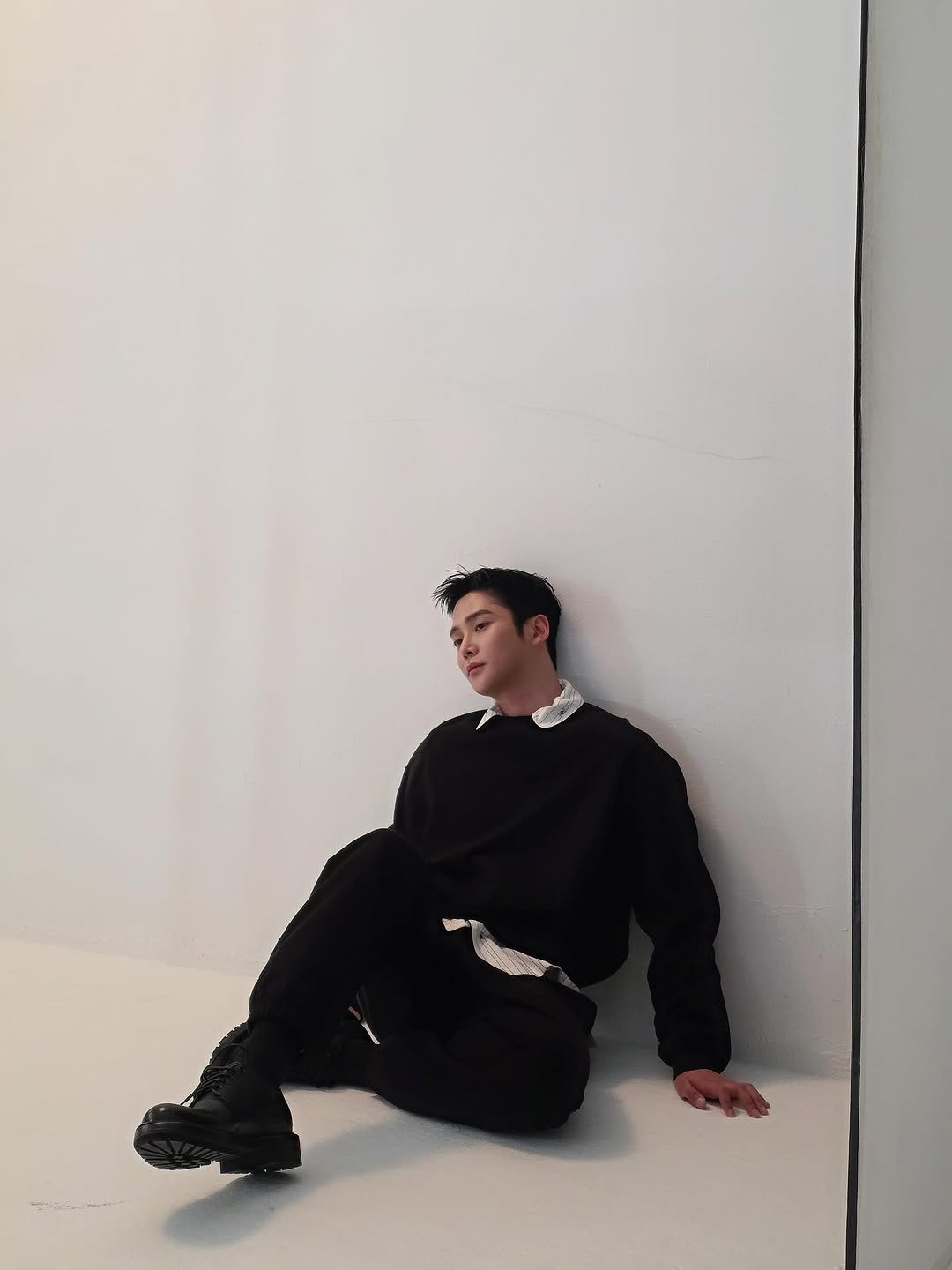 Photo by 로운 on October 05, 2025. May be an image of 1 person, top, turtleneck, bolo tie and text.