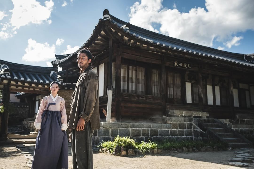 Photo shared by 로운 on September 27, 2025 tagging @__shinyeeun, and @disneypluskr. May be an image of one or more people, temple, Gyeongbokgung Palace and text.