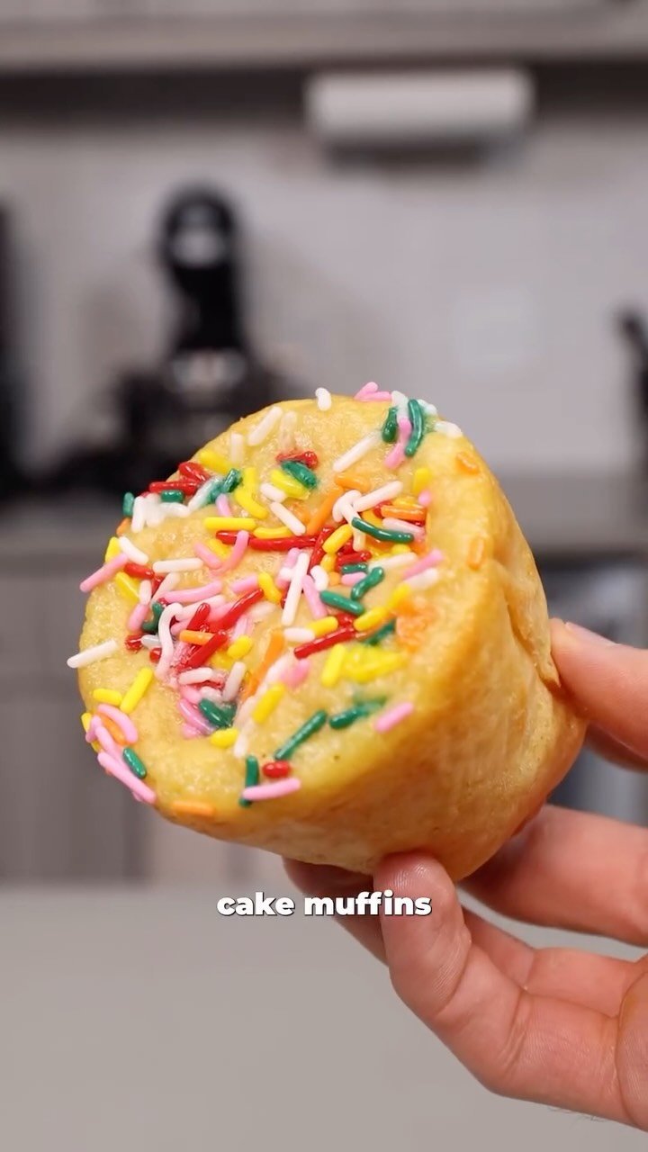 exercise4cheatmeals 게시물 이미지: Jumbo Birthday Cake Muffins ⬇️⬇️

This is 1 of...