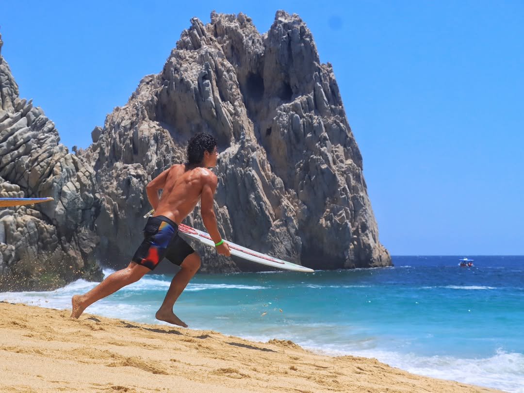 Photo shared by Puerto Escondido Skim on April 25, 2026 tagging @exileskimboards, and @leoskimg. May be an image of surfboard, wetsuit, racket, ocean, water, beach, coast, Durdle Door and text.
