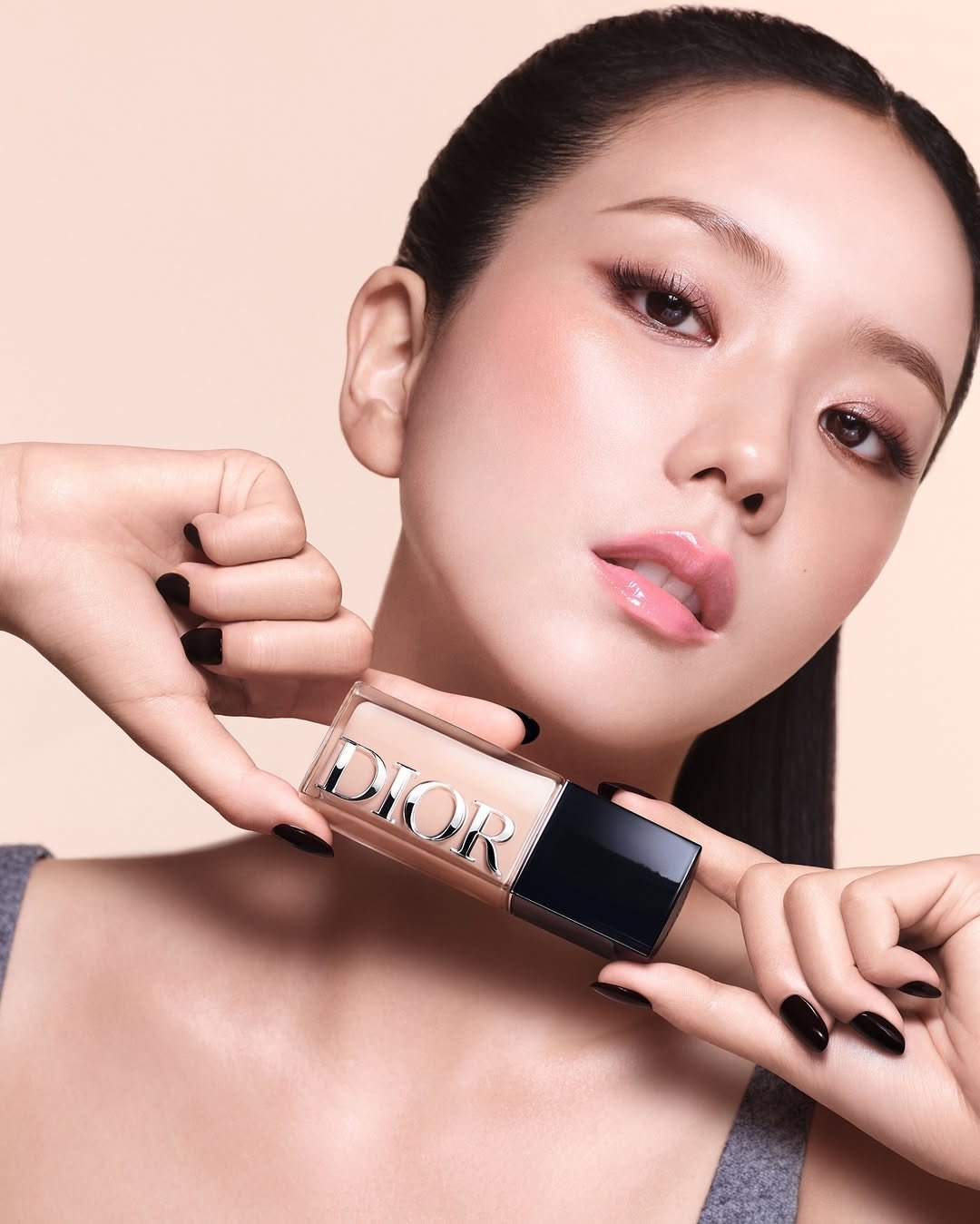 Photo shared by eyesmag 아이즈매거진 on February 24, 2026 tagging @diorbeauty, and @sooyaaa__. May be an image of one or more people, makeup, lipstick, cosmetics and text that says 'W DIOR DIOR D 1'.