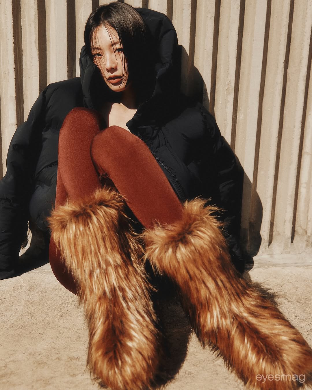 Photo shared by eyesmagazine 아이즈매거진 on November 13, 2025 tagging @goldnewrok, and @wilsonkorea. May be an image of duffle coat, overcoat, goosedown coat, sable coat, face mask, parka, boots, turtleneck and text.