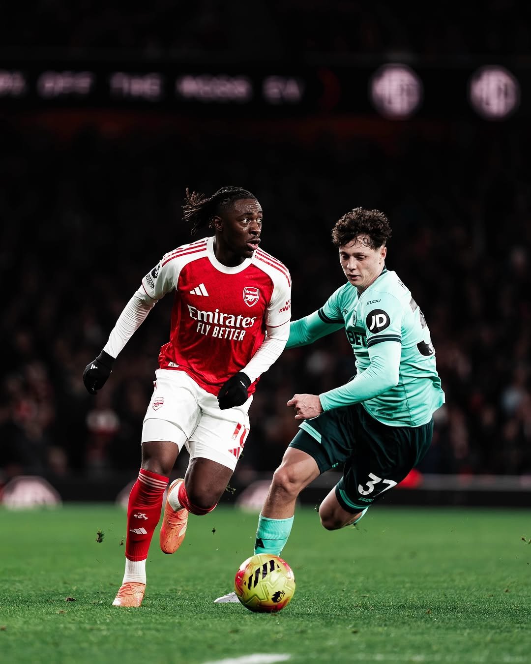 Photo shared by Ebere Eze on December 14, 2025 tagging @arsenal. May be an image of football, soccer, cleats, ball, stadium and text that says 'SLEN Emirates FLY BETTER か रटेड़ 必量 37'.