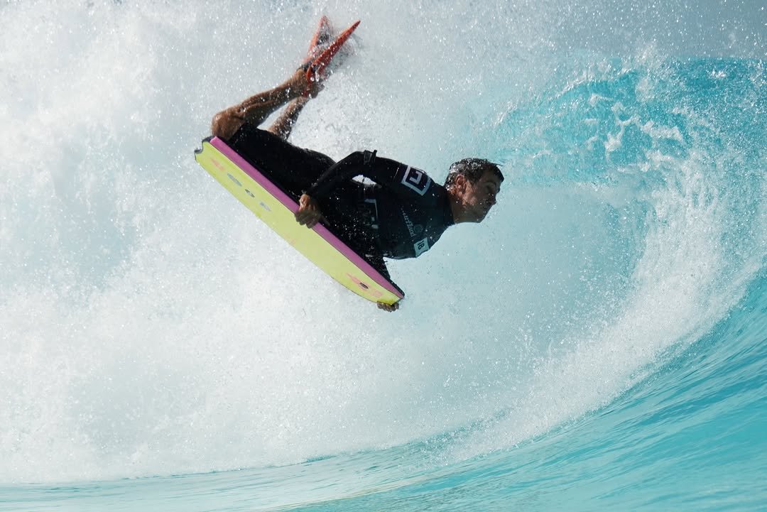 Photo by Fabio Aquino on January 31, 2026. May be an image of surfboard, wetsuit, water, ocean and text.