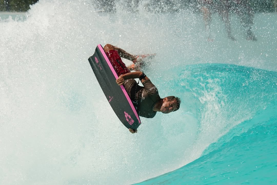 Photo shared by Fabio Aquino on February 11, 2026 tagging @rodrigoopeixoto, @kpaloa, @surflandbrasil, and @hexaboards. May be an image of surfboard, jet ski, wetsuit, water and text.