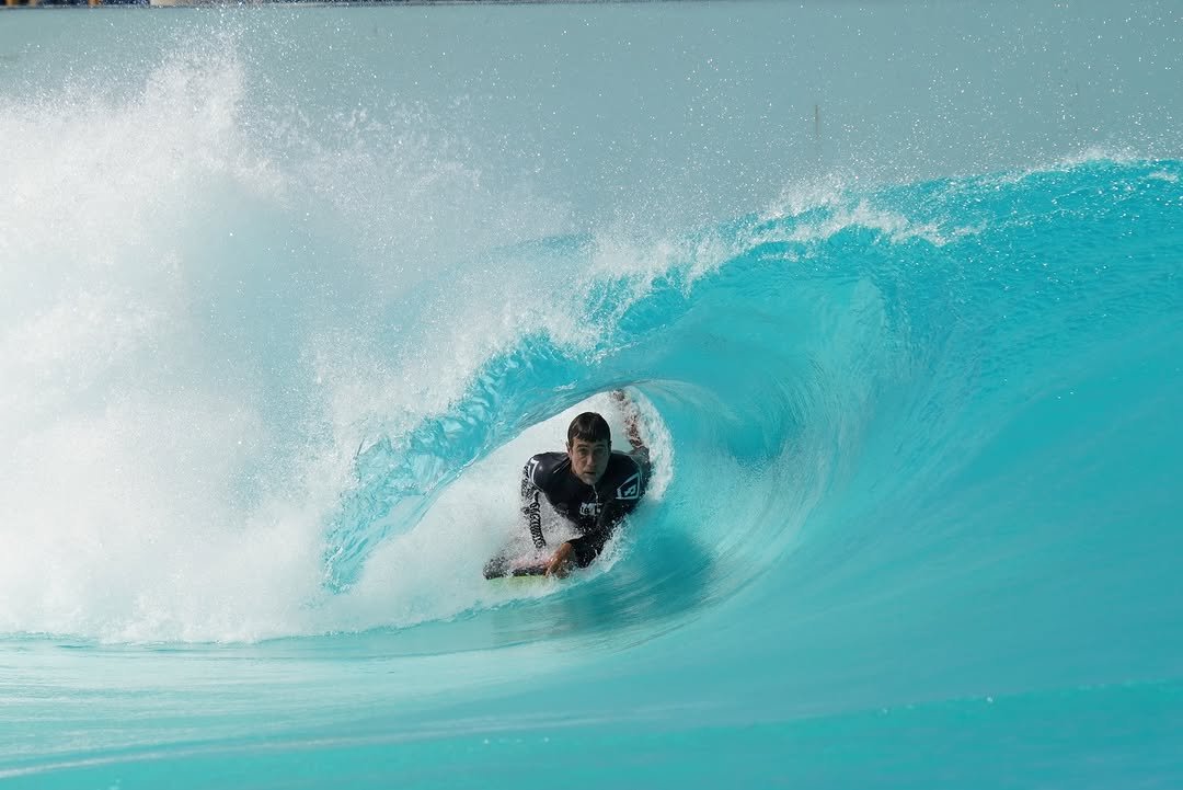 Photo shared by Fabio Aquino on January 06, 2026 tagging @wavegarden_official, and @oficinafabioaquino. May be an image of surfboard, wetsuit, water, ocean and text.