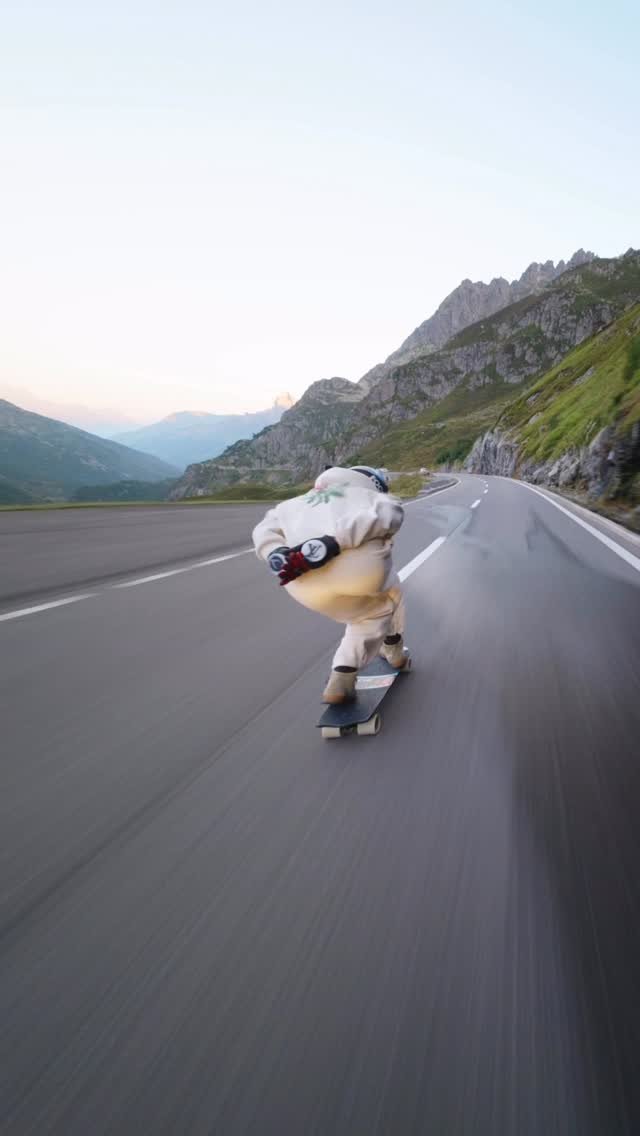 fabiominnig 게시물 이미지: Waking up at 5 a.m, arriving at the spot at...