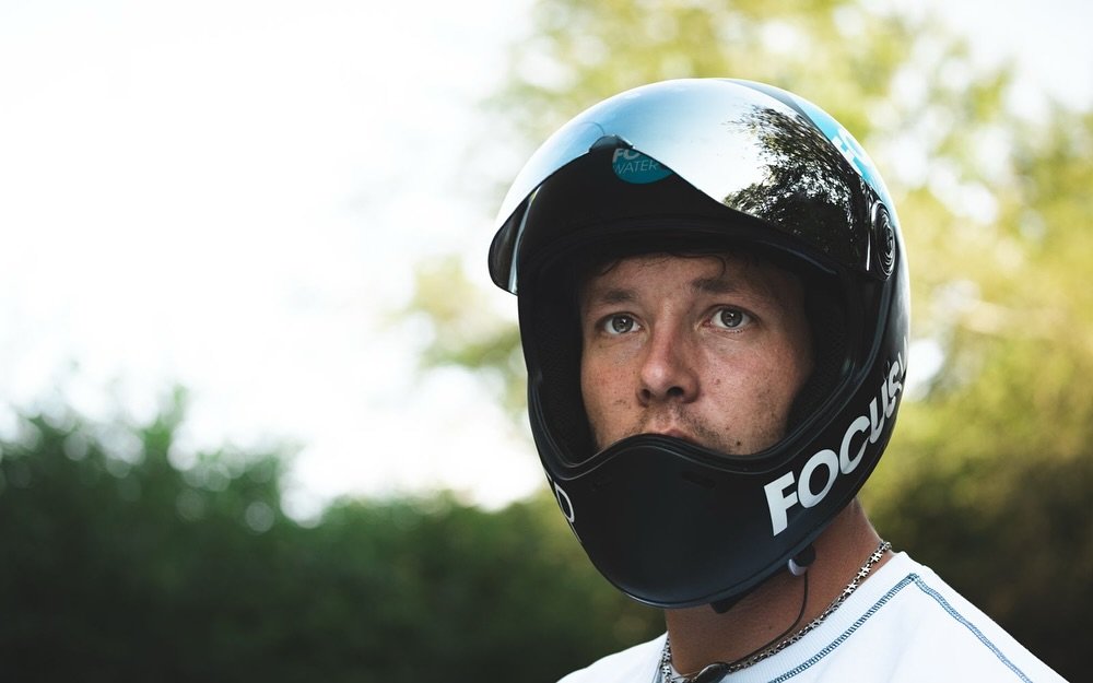 Photo shared by Fabio Minnig on October 27, 2025 tagging @ridetsg, and @focuswater. May be an image of racing vehicles, motorcycle, face mask, helmet, glasses and text that says 'FOCIO FOCUS'.