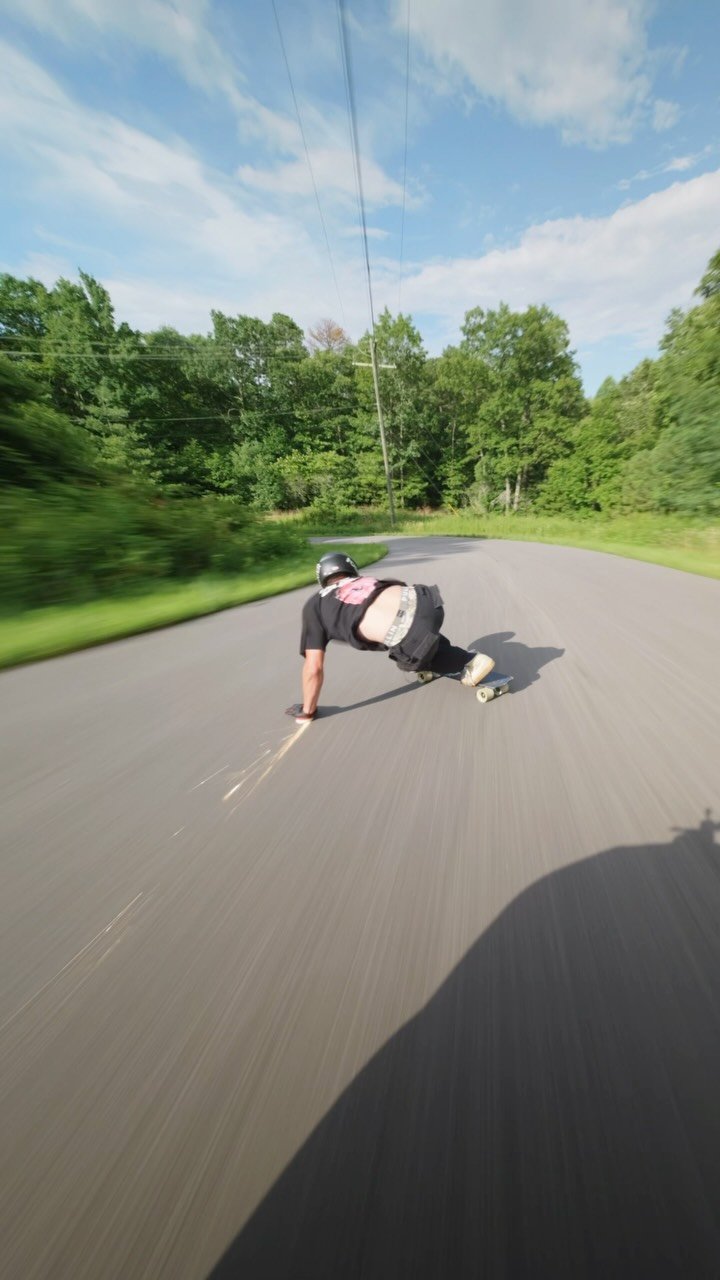 fabiominnig 게시물 이미지: 100 km/h, weaving through a chicane, sliding...