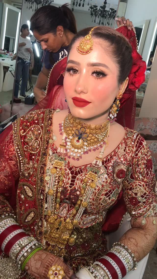 facestoriesbyleenabhushan 게시물 이미지: Love love this stunner ♥️
#redbride ...