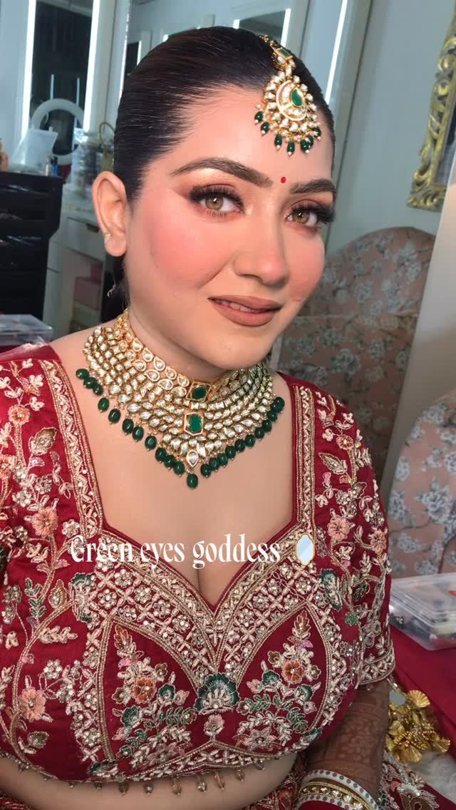 facestoriesbyleenabhushan 게시물 이미지: Green eyed stunner 🪞