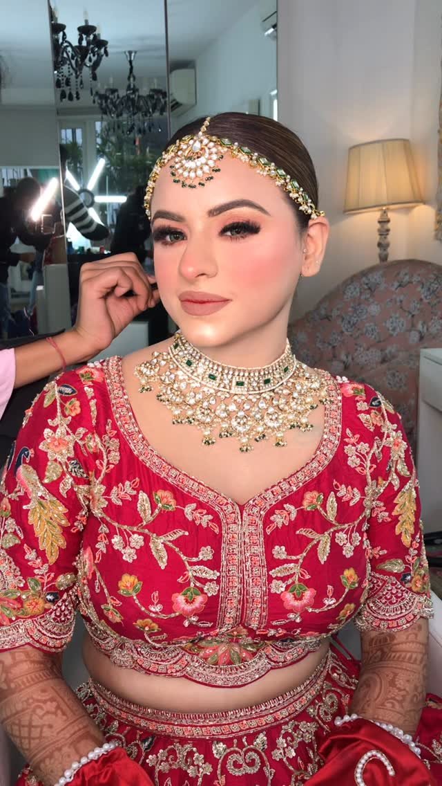 facestoriesbyleenabhushan 게시물 이미지: My gorgeous @makeupbycheshtajhamb 🌸🪞