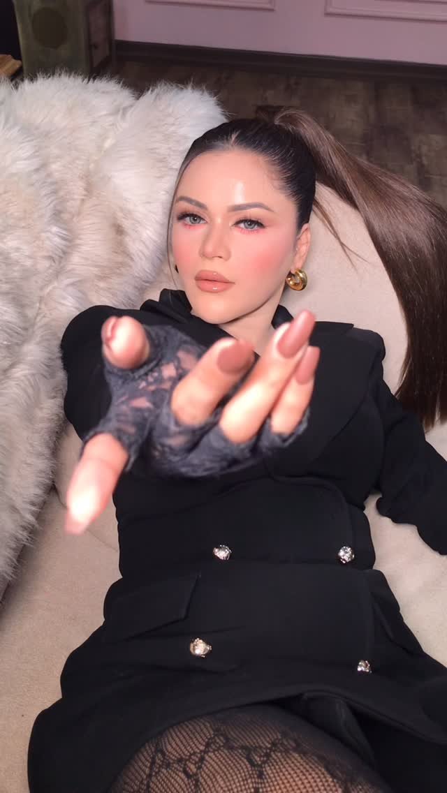 facestoriesbyleenabhushan 게시물 이미지: Two besties , one vibe - bold glam in black...