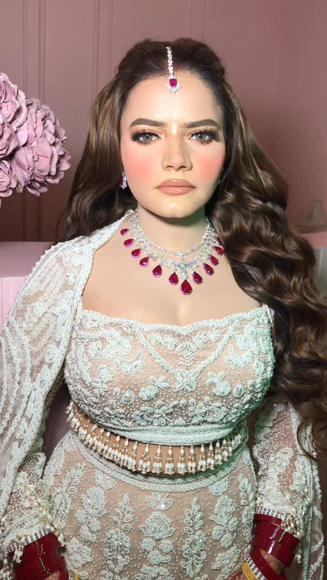 facestoriesbyleenabhushan 게시물 이미지: Meet my dazzling reception bride from the day 🎀