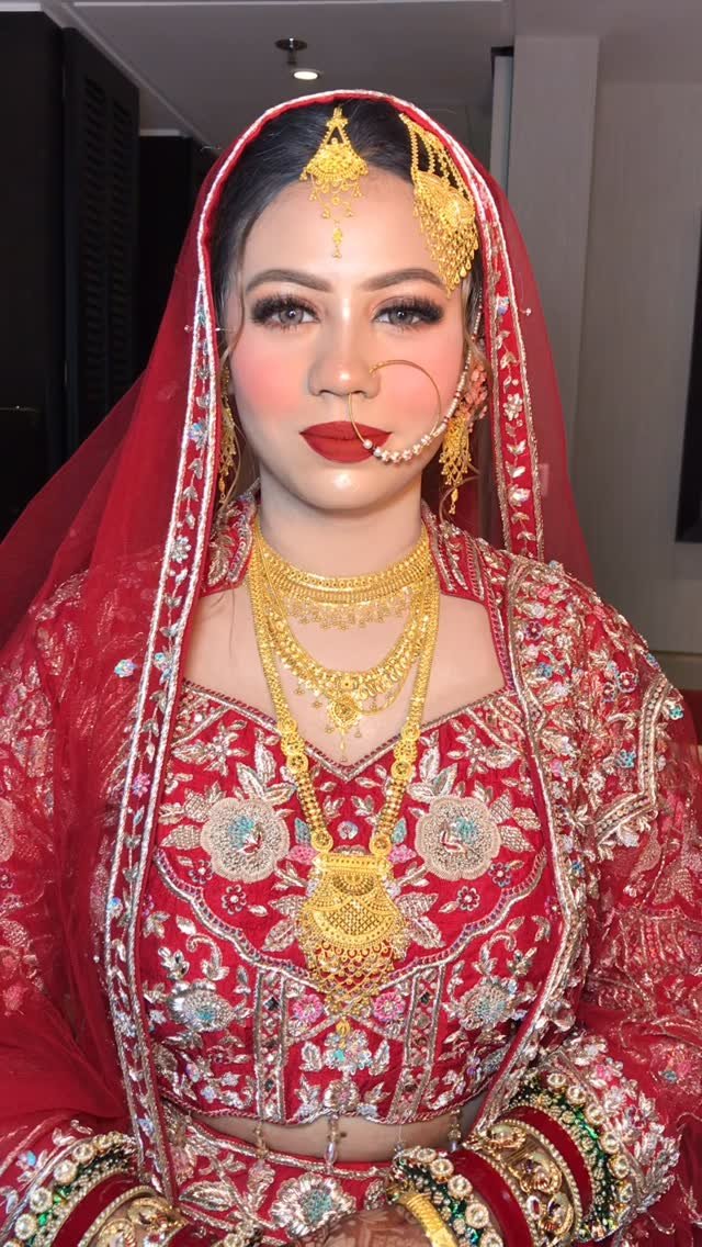 facestoriesbyleenabhushan 게시물 이미지: Meet my stunning Kolkata bride ♥️
And I am...