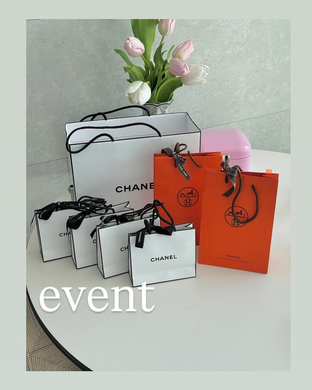 Photo by 요정엄마 on July 30, 2025. May be an image of fragrance, purse, hamper and text that says 'CHANE cH CH CHANEL 골팔 HIBMGG KEHMK event'.