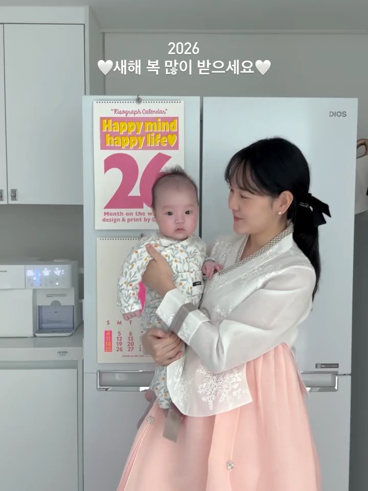 fairy__mom 게시물 이미지: #이벤트발표 6살 터울 육아 어떡하지 걱정했던 저🤣
그냥 울어도 마냥 귀엽고 웃기고...