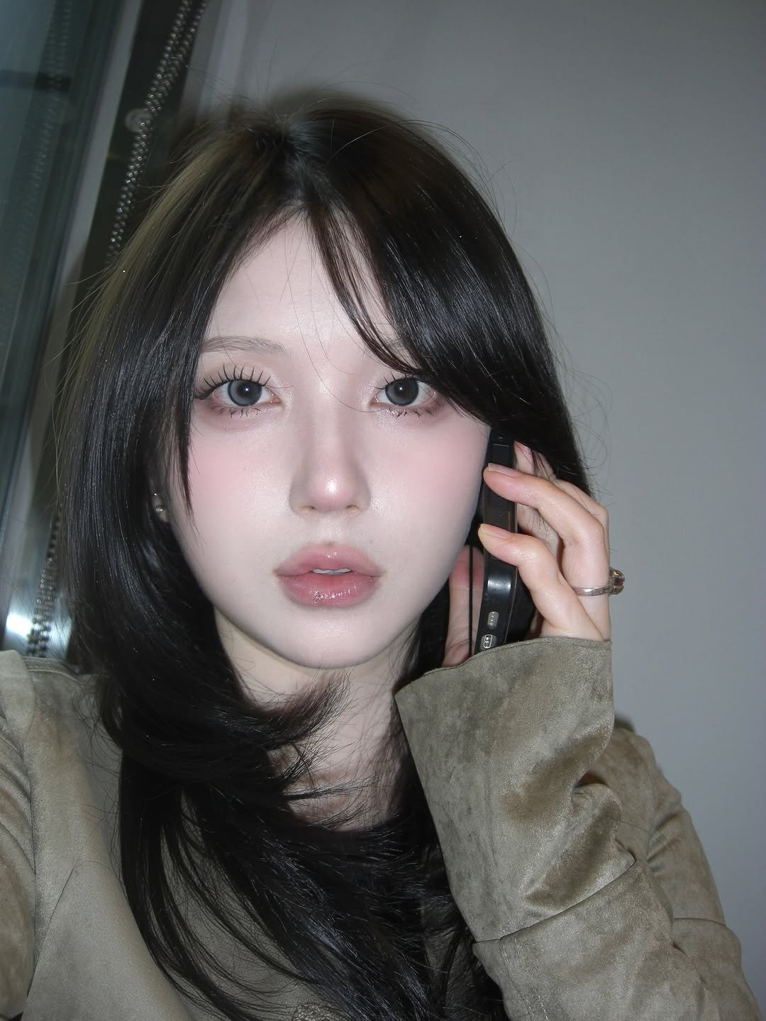 Photo by 동화 on March 18, 2026. May be a selfie of one or more people, hair, phone, parka and text.