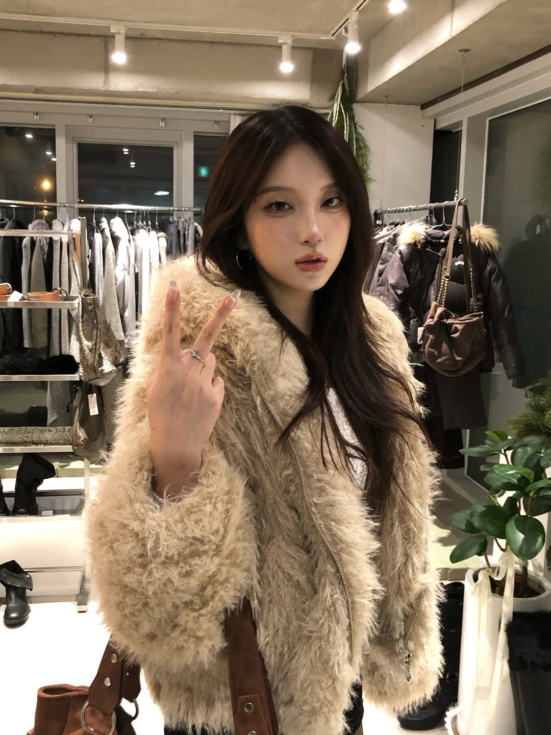 Photo by 동화 on December 15, 2025. May be an image of one or more people, hair, sable coat, duffle coat, overcoat, goosedown coat, jacket, parka and text.