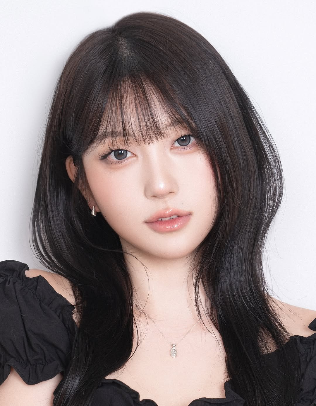 Photo shared by 동화 on October 03, 2025 tagging @yoakekiri.official. May be a closeup of one or more people and hair.