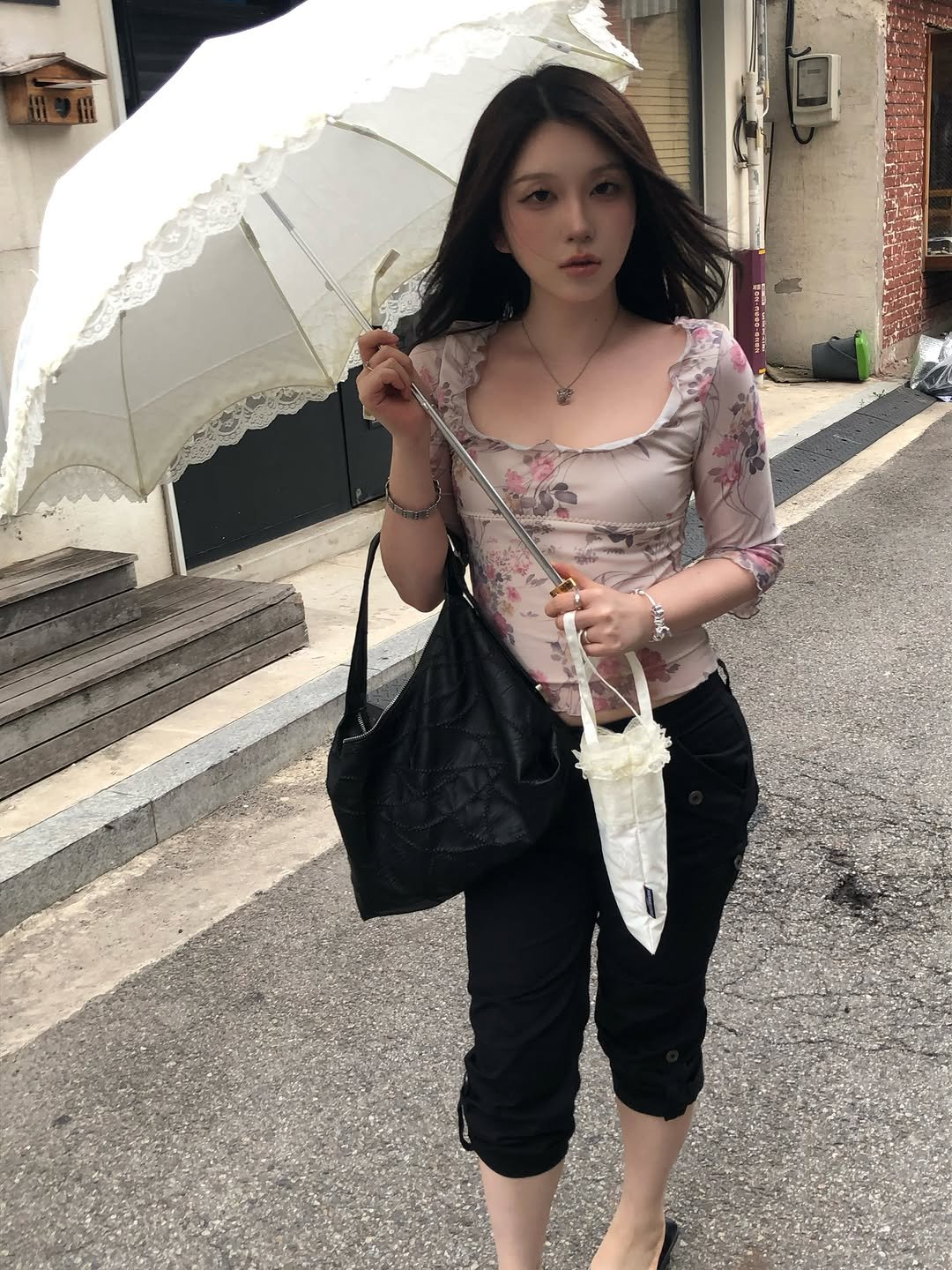 fairy_t1e 게시물 이미지: 새로 산 양산..개시🎀

접는 법이 어려워

넘 이쁜 꽃이야

뭐 듣게🎶

내 다리랑 비슷함
