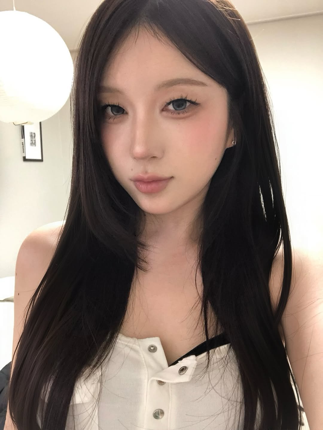 Photo by 동화 on April 14, 2026. May be a selfie of one or more people, long hair and text.