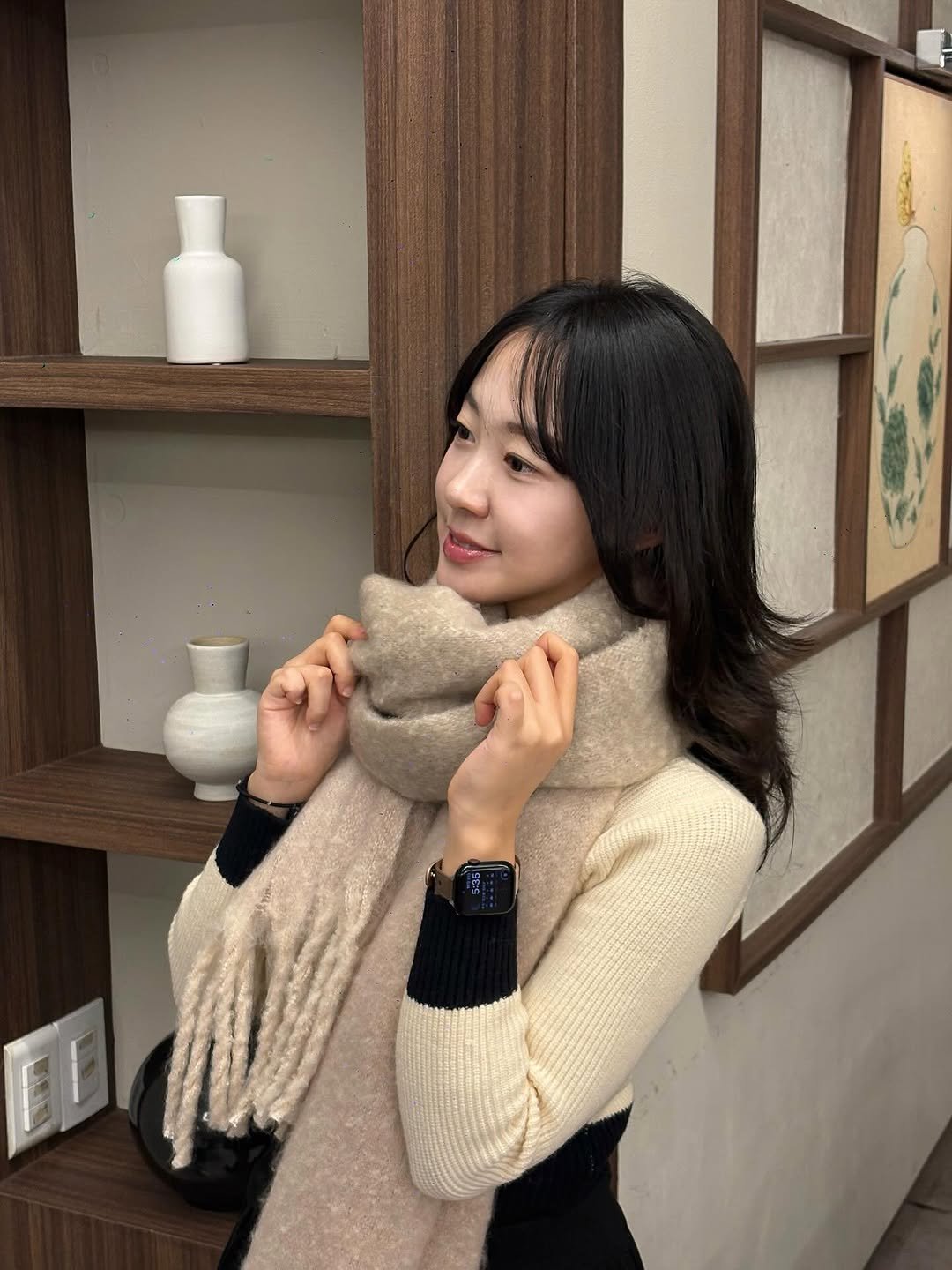 Photo by 묘정🐰 on December 20, 2025. May be an image of one or more people, hair, scarf, duffle coat, knit, turtleneck, cardigan, shawl, parka and text.