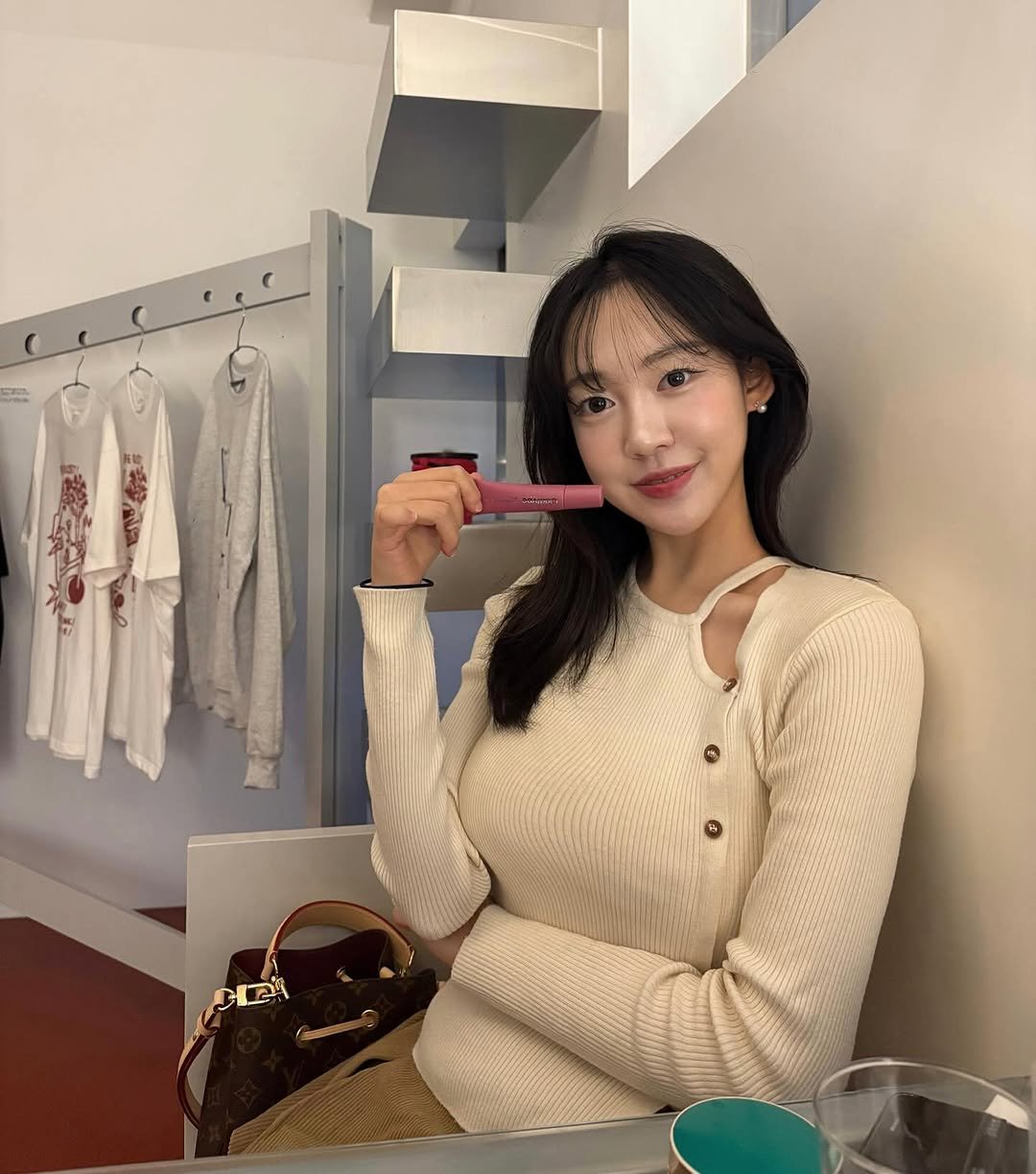 Photo shared by 묘정🐰 on December 09, 2025 tagging @oddtype_official. May be an image of one or more people, lipstick, makeup, hair, top, cornflower and text.