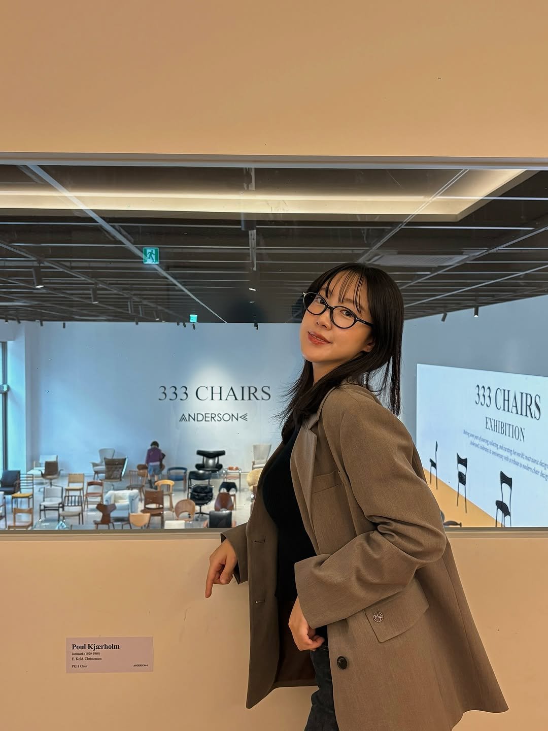 Photo shared by 묘정🐰 on October 24, 2025 tagging @9accord, and @andersonc_design. May be an image of duffle coat, overcoat, fragrance, cornflower and text.