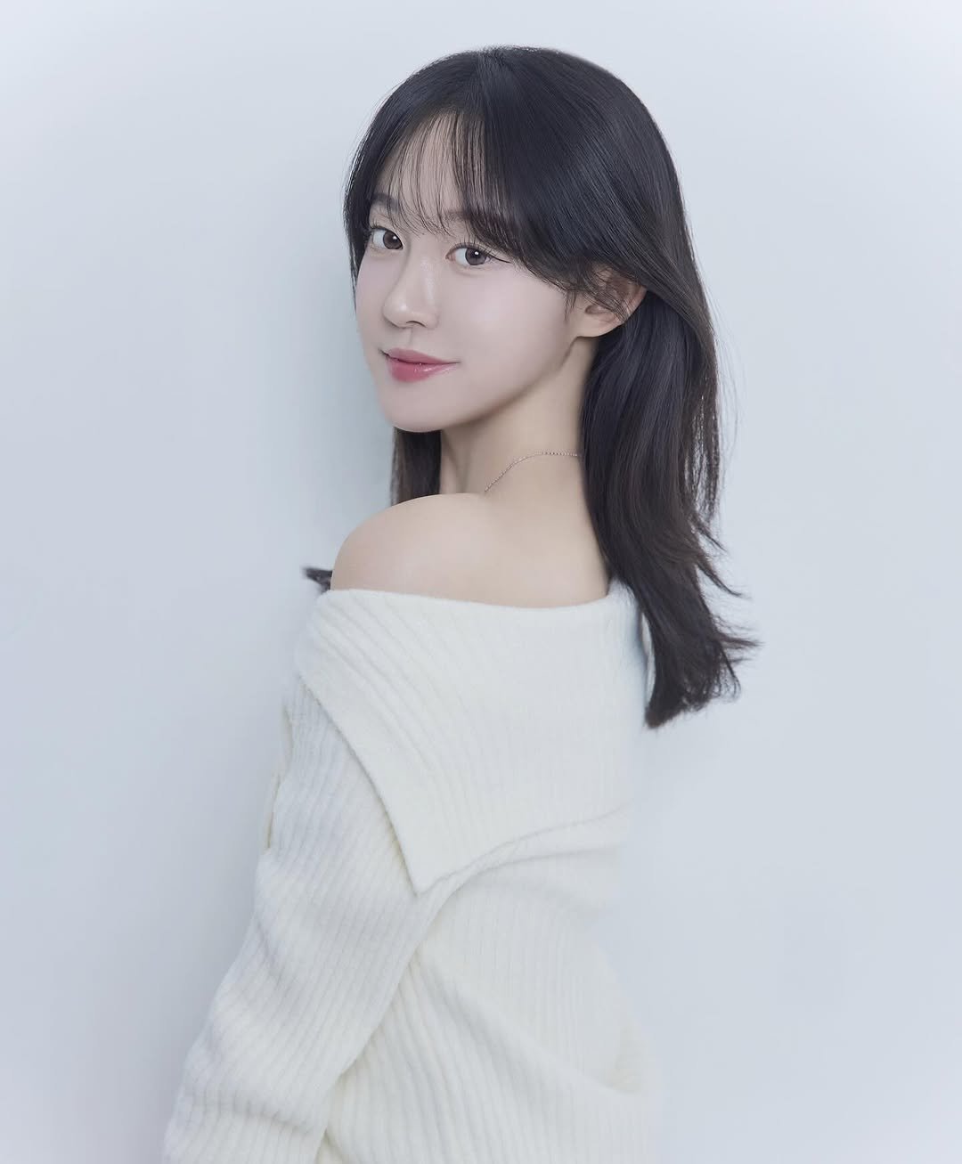 Photo shared by 묘정🐰 on November 12, 2025 tagging @sunsetlodge.official. May be an image of one or more people, hair, makeup, top and text.