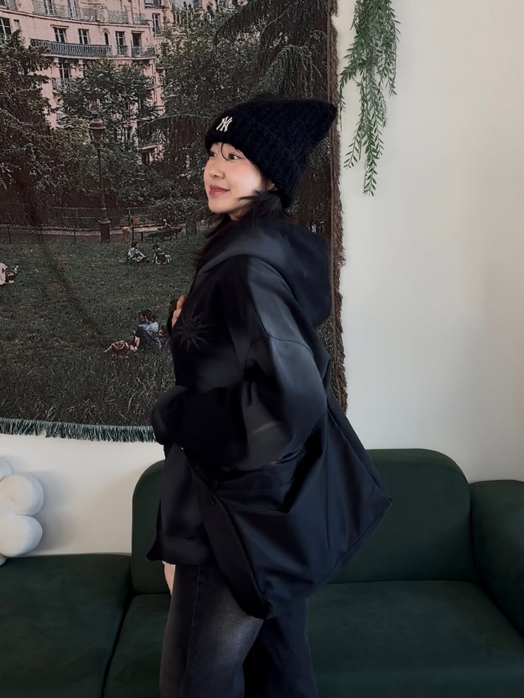 Photo by 묘정🐰 on February 03, 2026. May be an image of hat, duffle coat, overcoat, goosedown coat, turtleneck, fleece, beret, jacket, parka, cornflower and text.