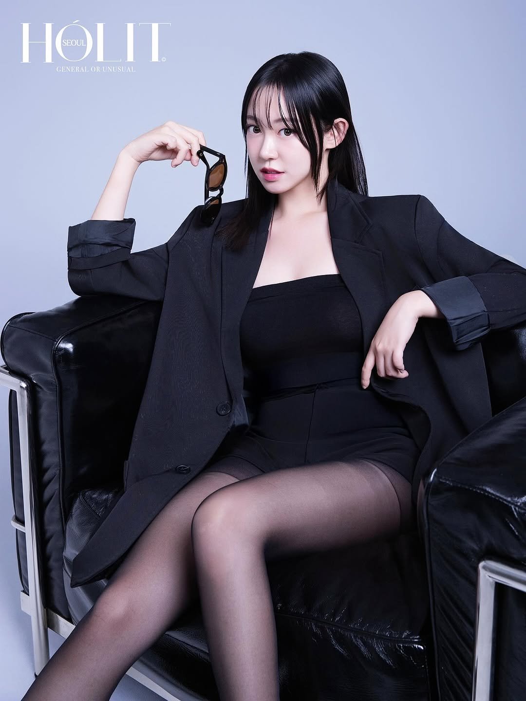 Photo shared by 묘정🐰 on November 05, 2025 tagging @holitstudio. May be an image of one or more people, hair, tights and text.