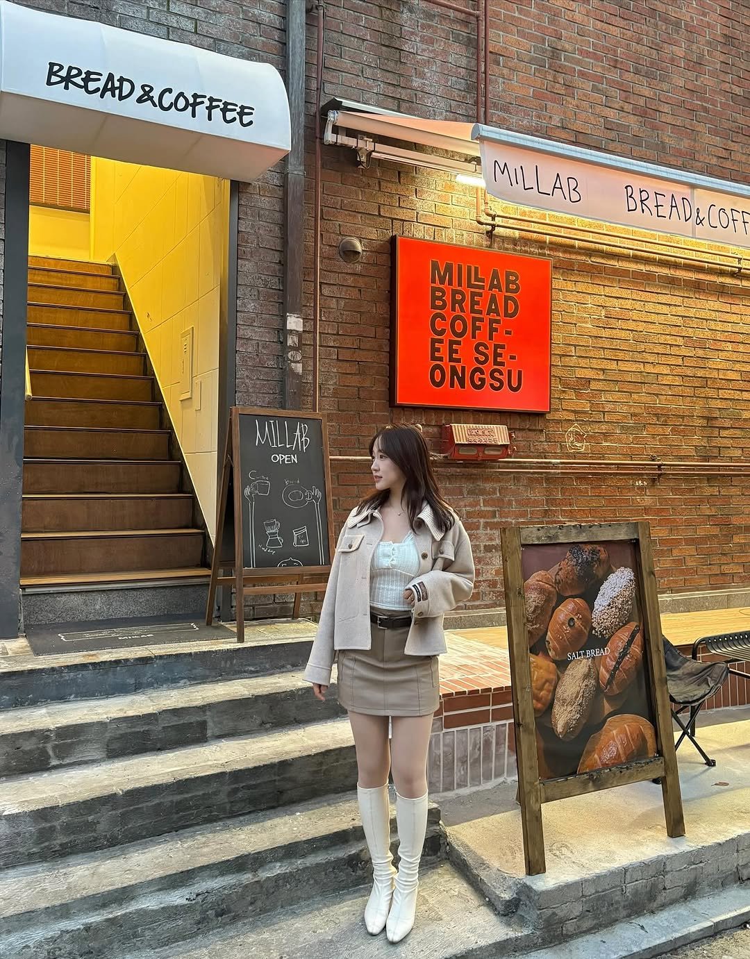 Photo shared by 묘정🐰 on November 08, 2025 tagging @muzakinsta. May be an image of duffle coat, signboard, cornflower and text that says 'CALT 9株 e 草山理 養ー BREAD BREAD&COFFEE &COFFEE 如 MILLAB BREAD&COF Sane MILAB BREAD COFF EESE- S SE- EE ONGSU MAILLAR OPEN SHIT PKEAPb'.