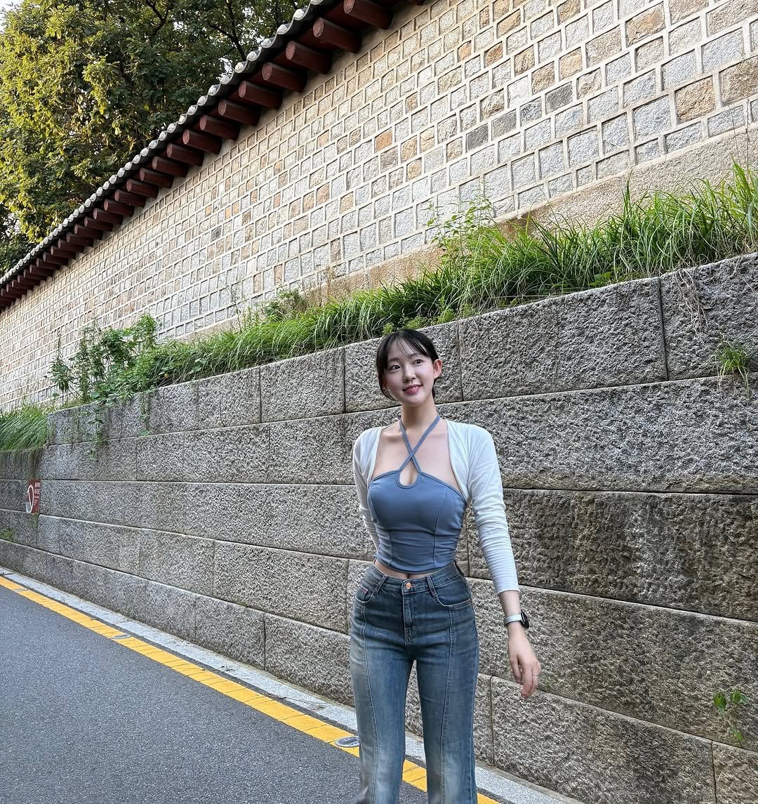 Photo by 묘정🐰 on July 29, 2025. May be an image of 1 person, top, road and text.