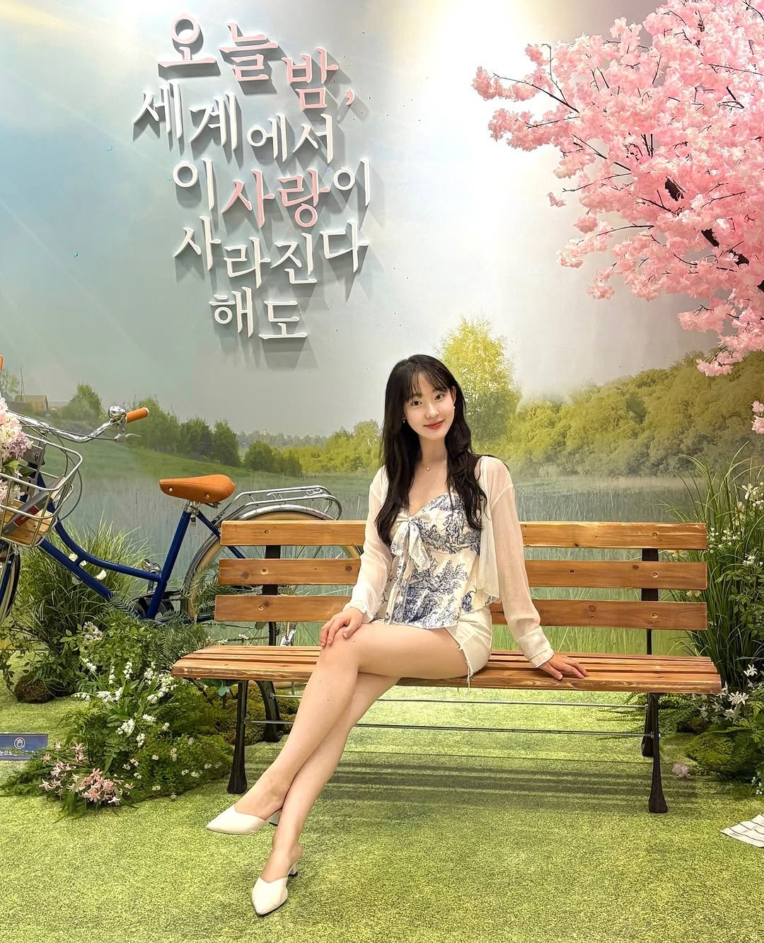 Photo by 묘정🐰 on August 01, 2025. May be an image of 1 person, poster, dress and text that says '오늘밤 계에서 에 일사랑이 사라진다 해도 精公公'.
