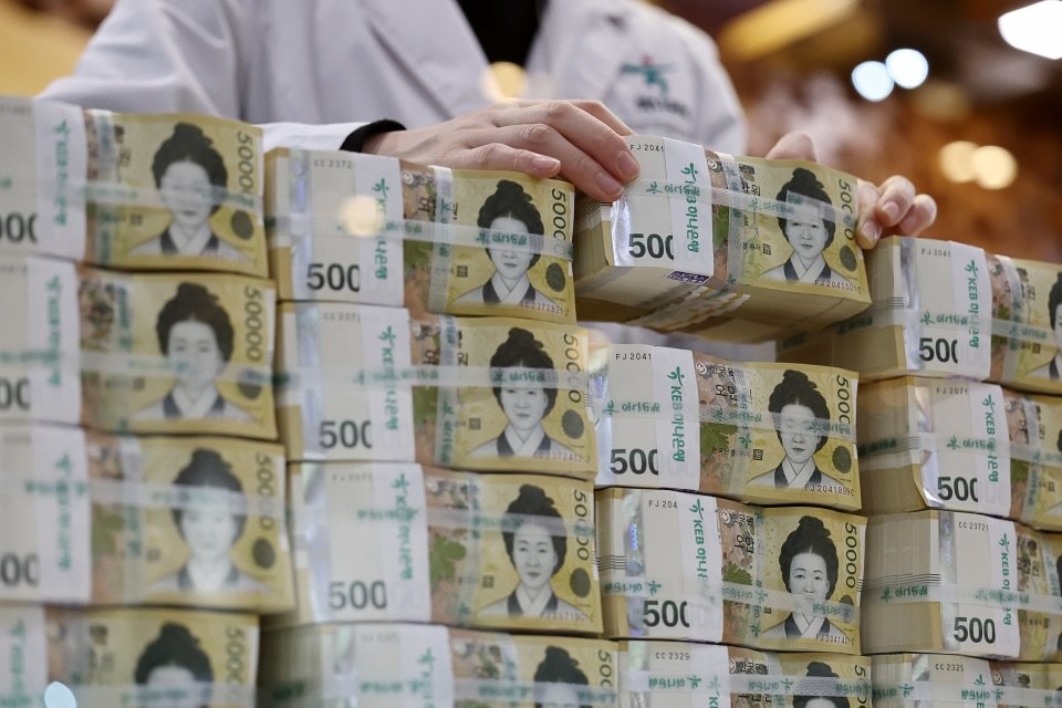 Photo by fake magazine 페이크 매거진 on April 28, 2026. May be an image of medicine, money, bar soap, carton and text.