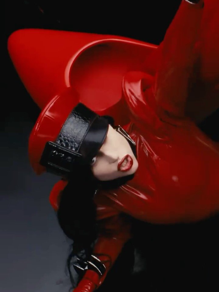 fakemagazine_official 게시물 이미지: 런웨이 위 ‘레이디 가가’와 ‘도이치’의 악마는 프라다를 입는다

지난 10일...