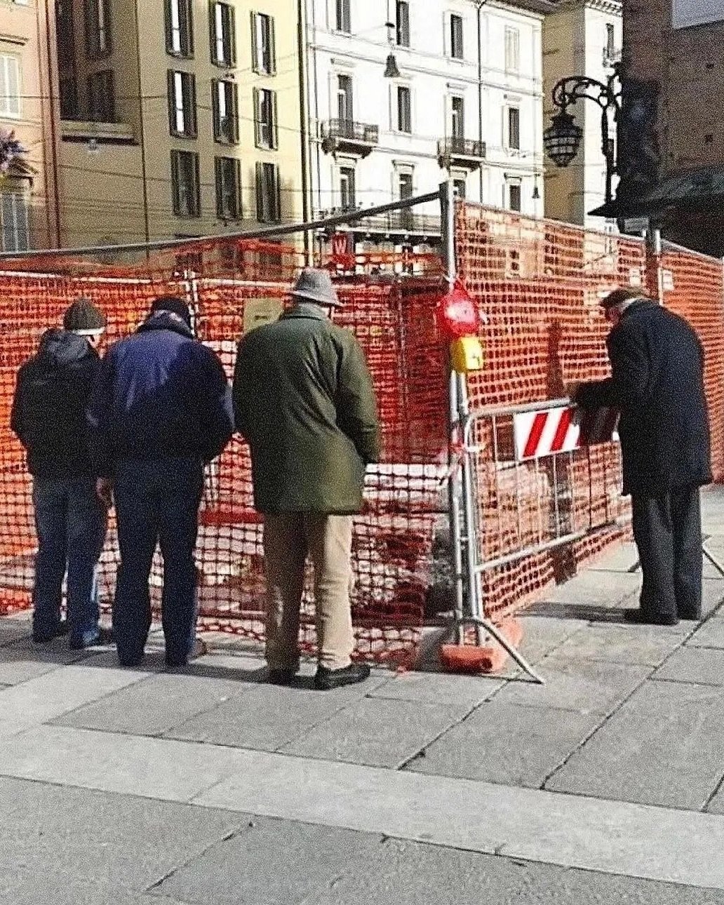 Photo by fake magazine 페이크 매거진 on November 09, 2025. May be an image of one or more people, people standing, parking meter, manhole, street, curb and text.