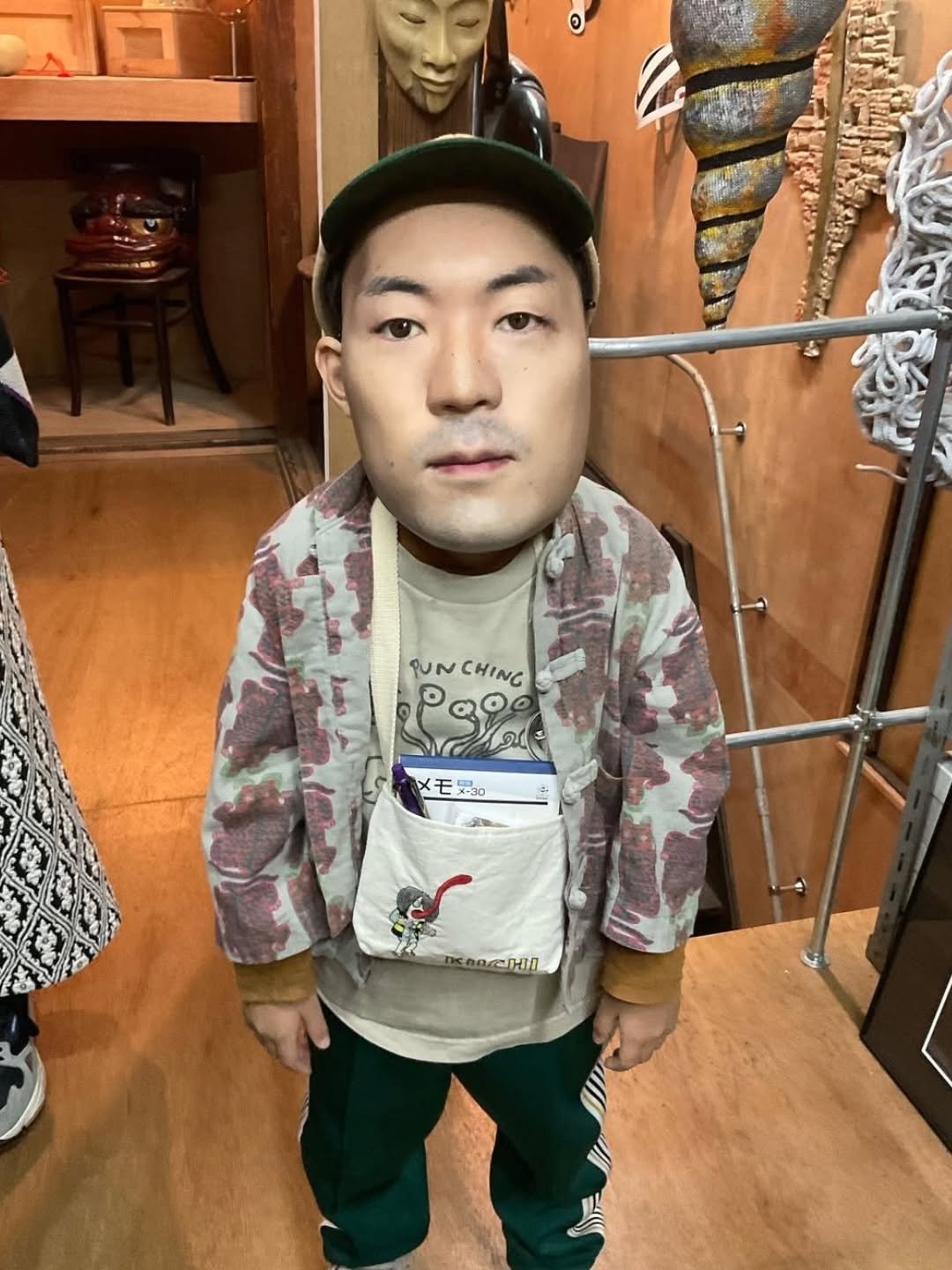 fakemagazine_official 게시물 이미지: 같은 얼굴의 사람들이 도쿄에 나타나기 시작했다.

일본의 예술가 ’슈헤이...