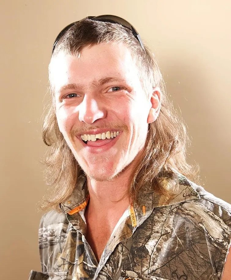 Photo by fake magazine 페이크 매거진 on November 12, 2025. May be an image of one or more people, hair, people smiling and text.