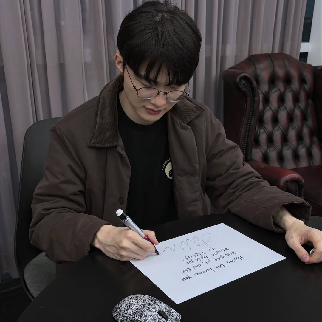 faker 게시물 이미지: T1에서 13주년을 맞이했는데요, 따뜻하게 응원해주신 팬분들께 진심으로...