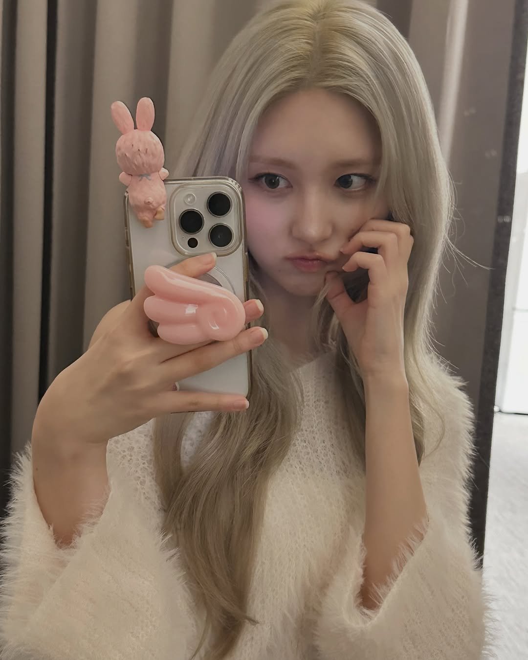 Photo by 가을 GAEUL on October 13, 2025. May be an image of one or more people, blonde hair and phone.