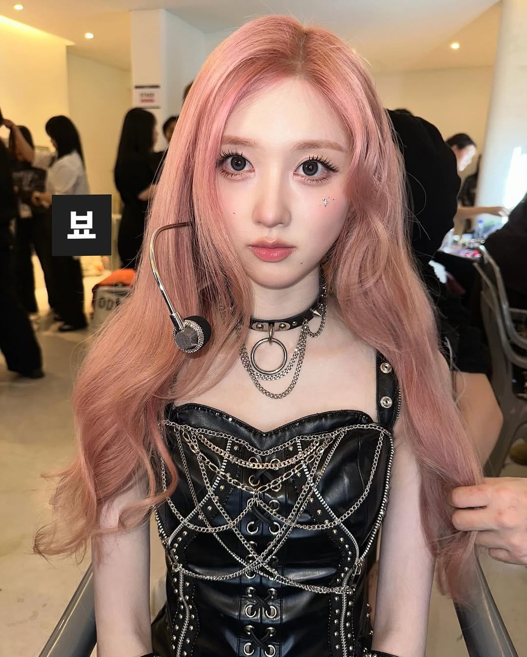 Photo by 가을 GAEUL on December 31, 2025. May be an image of one or more people, braids, makeup and text.