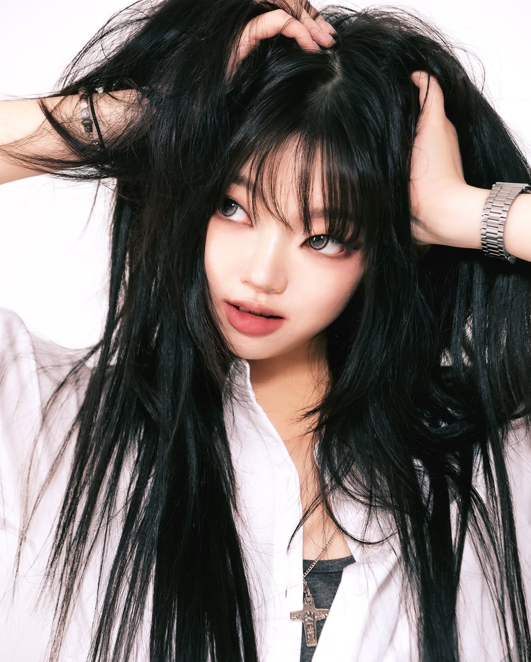 셔츠를 입은 스타일리쉬한 여성 모델
