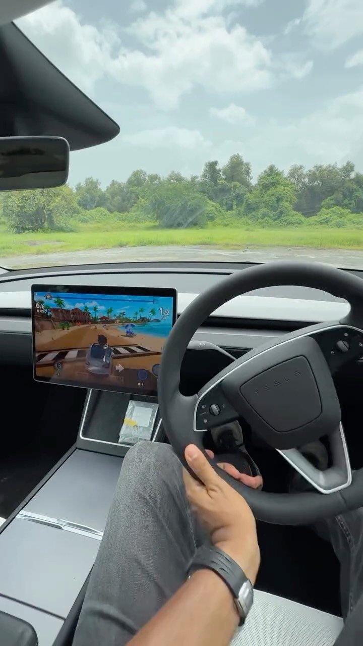 fasbeam 게시물 이미지: Many cars have onboard games but in a Tesla,...
