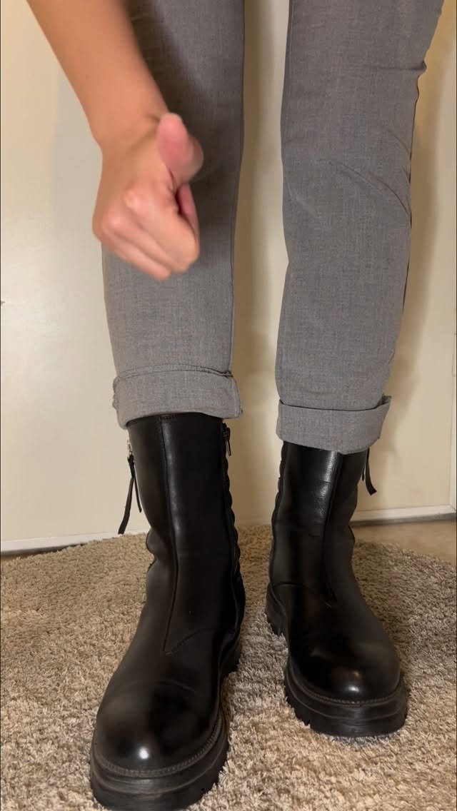 fashion.selection 게시물 이미지: This season’s perfect trick for a set of boots...