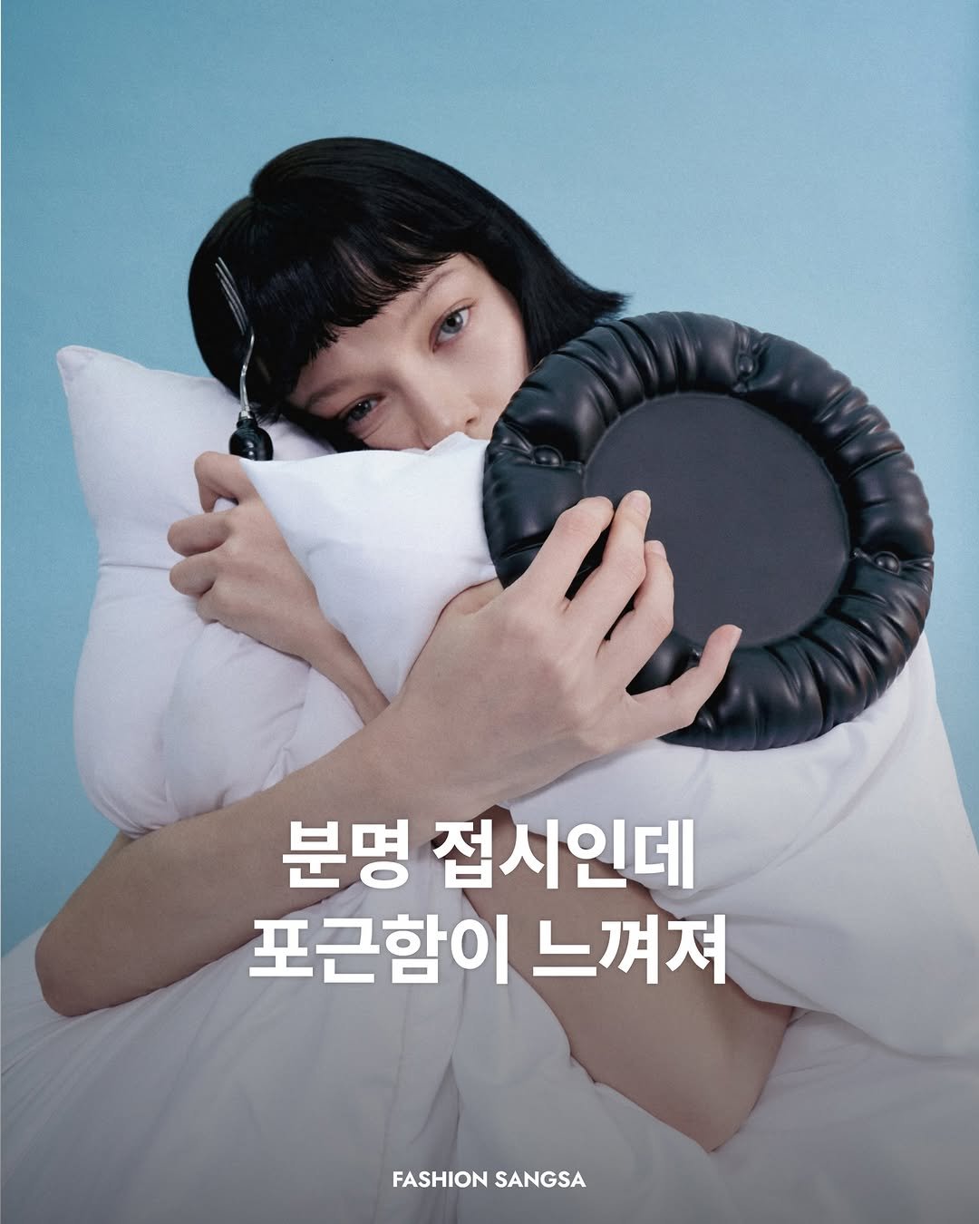 Photo shared by FASHION SANGSA 패션상사 on April 27, 2026 tagging @leejae_official. May be an image of poster and text that says '분명 접시인데 포근함이 포근함이느껴 느껴져 FASHION FASHIONSANGSA SANGSA'.