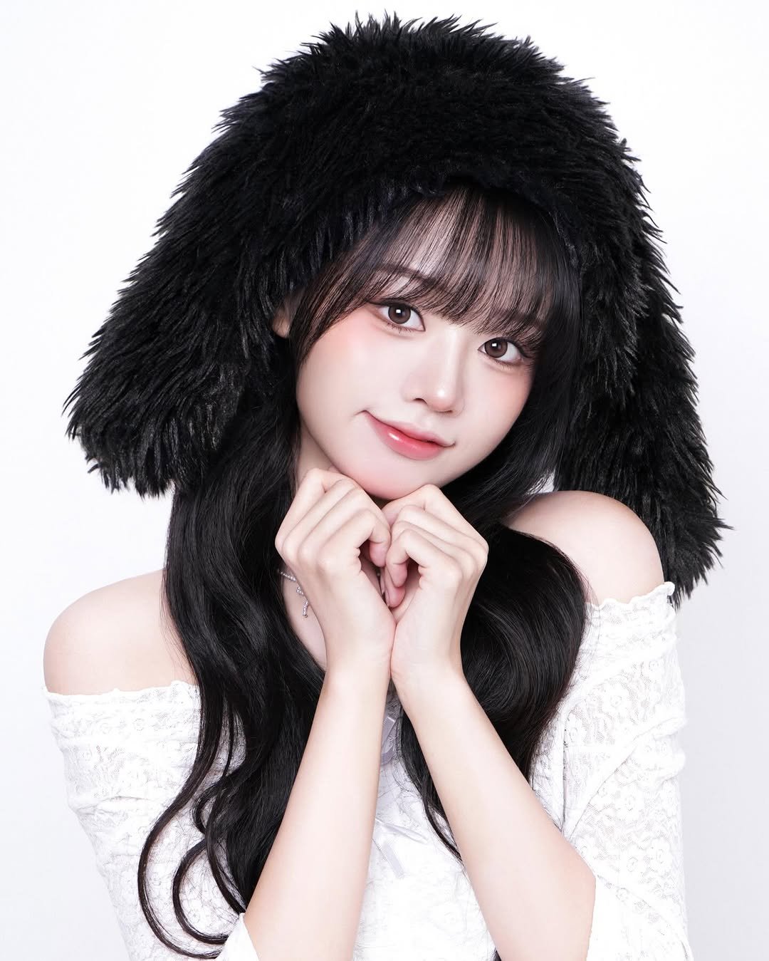 Photo shared by Fave on November 26, 2025 tagging @favestudio_beauty, and @imjeorijeori. May be an image of one or more people, hair and hat.